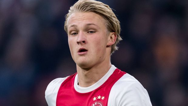 
                <strong>Kasper Dolberg</strong><br>
                Das Megatalent wurde im vergangenen Sommer heiß gehandelt, schließlich hatte er ja zuvor unter Peter Bosz gespielt. Der ist inzwischen aber schon wieder weg. Damals hieß es, der BVB und Ajax Amsterdam seien sich einig, dass der Deal im Januar über die Bühne gehe. Würde ja jetzt perfekt passen. Der 20-Jährige ist allerdings auch weniger die Lösung, auf die man auf Anhieb blind setzen kann. Außerdem ist der Däne aktuell am Fuß verletzt.
              