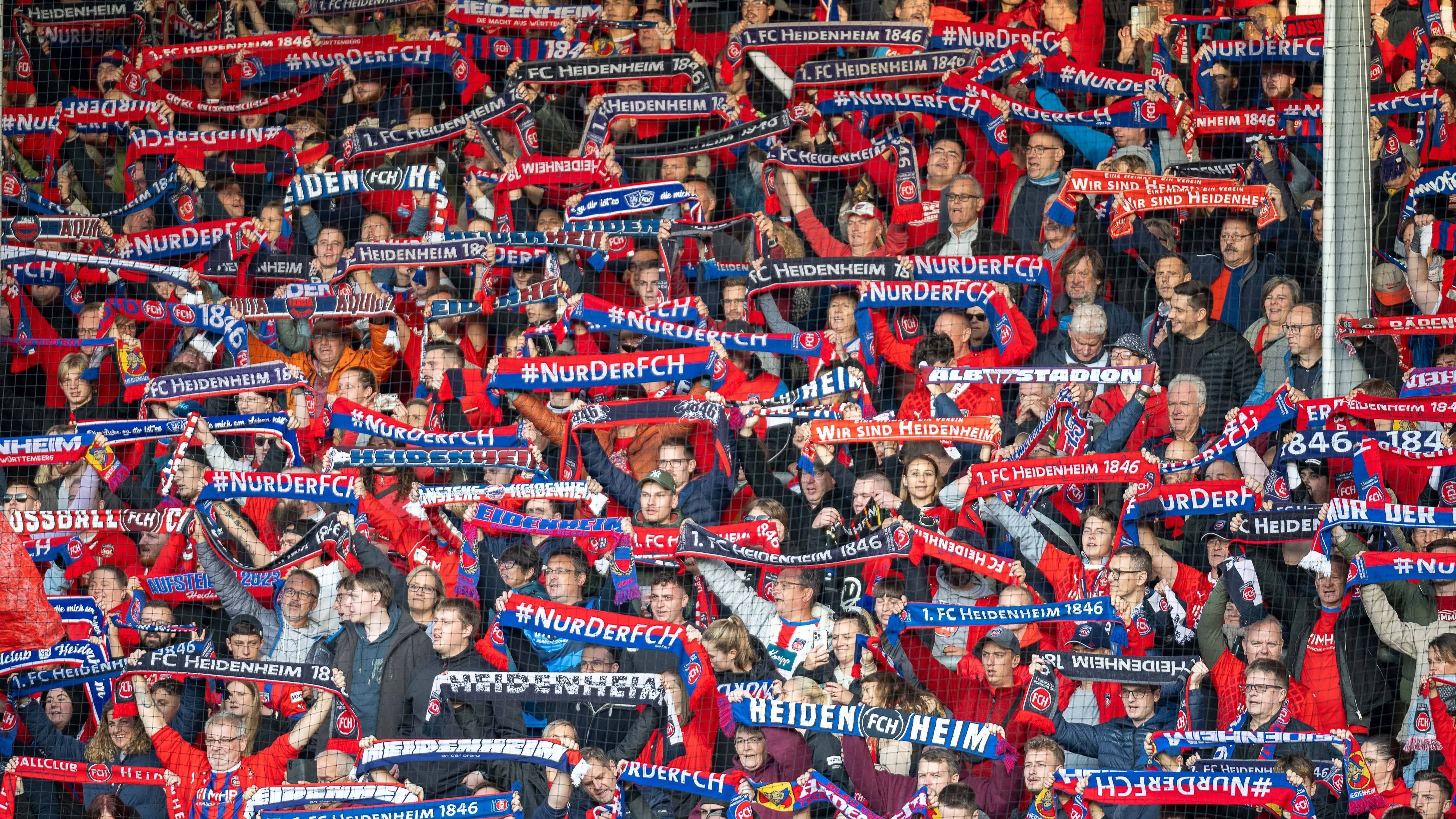 <strong>1. FC Heidenheim</strong><br>... kämpfen wir auf dem Rasen so klug, in der Voith-Arena, wo wir die Fahnen hoch weh'n, das ist unser Zug. Der Heidenkönig, unser Maskottchen, so stolz und treu, für den FCH, stehen wir alle, das ist unser Lebenselexier, das ist uns neu."