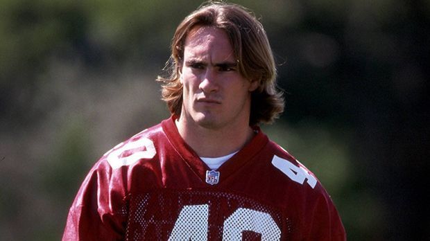 
                <strong>Pat Tillman</strong><br>
                Pat Tillman: Die tragische Geschichte des Pat Tillman: 1998 wählten die Arizona Cardinals Tillman an 226. Stelle des NFL-Drafts aus. Der Safety sammelte in vier Spielzeiten bei den Cardinals über 230 Tackles und drei Interceptions. Ein Neun-Millionen-Dollar-Vertragsangebot der St. Louis Rams lehnte er aufgrund seiner Loyalität zu den Cardinals ab. Nach den Anschlägen vom 11. September entschied sich Tillman 2012 dazu, seine NFL-Karriere zu beenden. Er verzichtete dabei auf 3,6 Millionen Dollar. Stattdessen schloss er sich für 18.000 Dollar dem Militär an. Sein Bruder Kevin folgte seinem Beispiel und ließ eine Baseball-Karriere sausen. Am 22. April 2004 kam Tillman während eines Einsatzes in Afghanistan durch Friendly Fire ums Leben.
              