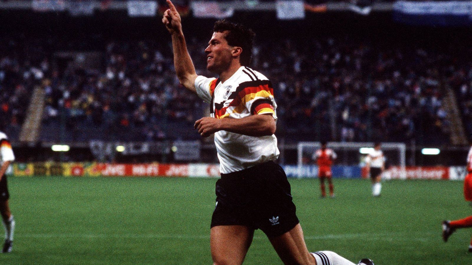 
                <strong>Lothar Matthäus</strong><br>
                Mit 150 Länderspielen ist Lothar Matthäus deutscher Rekordnationalspieler, seine 25 WM-Spiele sind Weltrekord und legendäre Interviews gab es auch. Lothar Matthäus ist aus der deutschen Fußballlandschaft nicht wegzudenken.
              