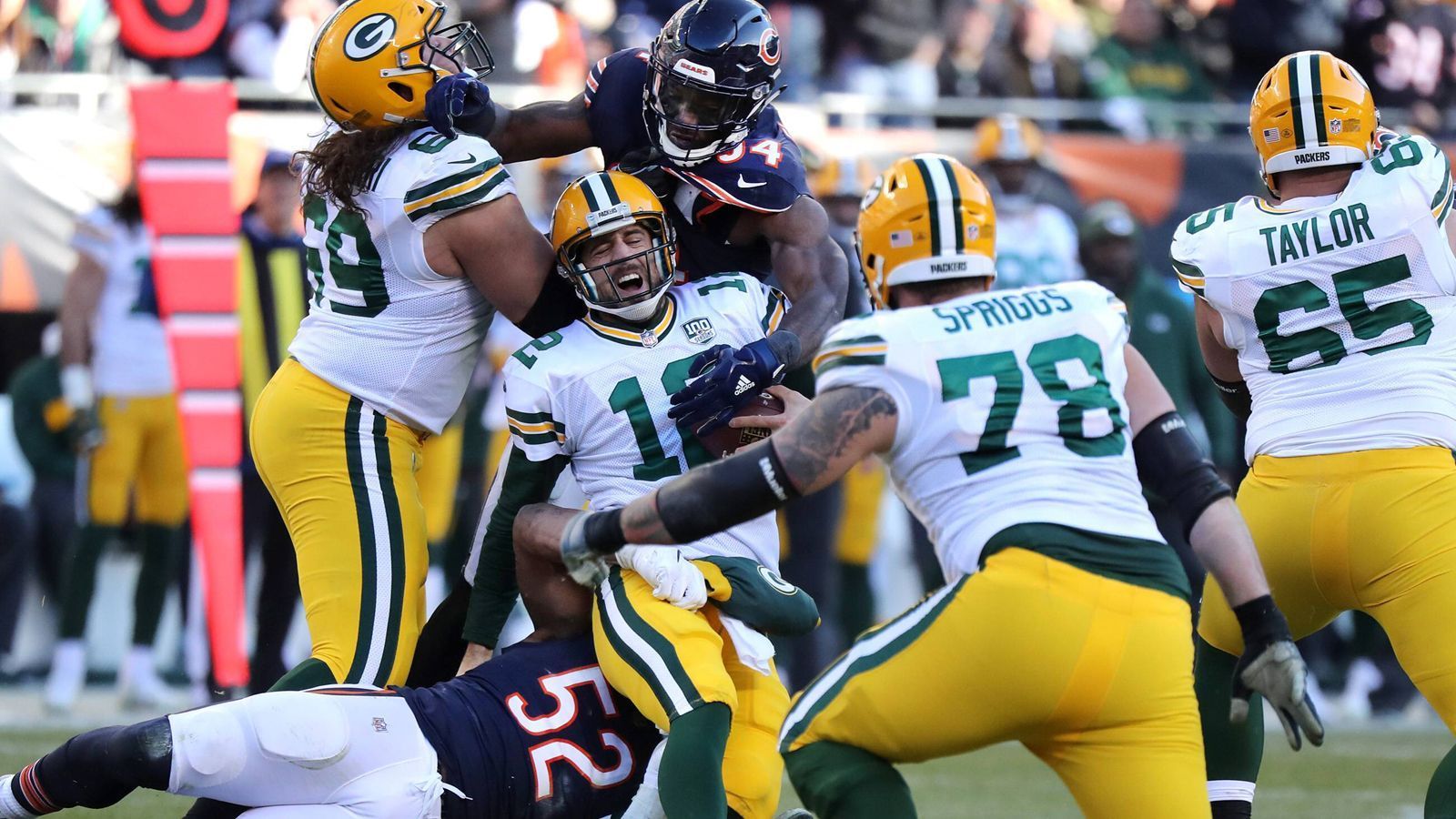 
                <strong>Verlierer: Green Bay Packers</strong><br>
                Es war ja schon abzusehen und keine große Überraschung mehr. Aber wie mehr oder weniger sang- und klanglos nun feststeht, dass die Playoffs erneut ohne die Green Bay Packers stattfinden werden, war dann schon bitter. Quarterback Aaron Rodgers hat zwar den All-Time-Record für die meisten Passversuche ohne Interception in dieser Saison erreicht (402), dass der Lauf aber gegen die Bears endete, passt irgendwie ins Bild. Unter dem Strich schlicht und einfach eine enttäuschende Saison.
              