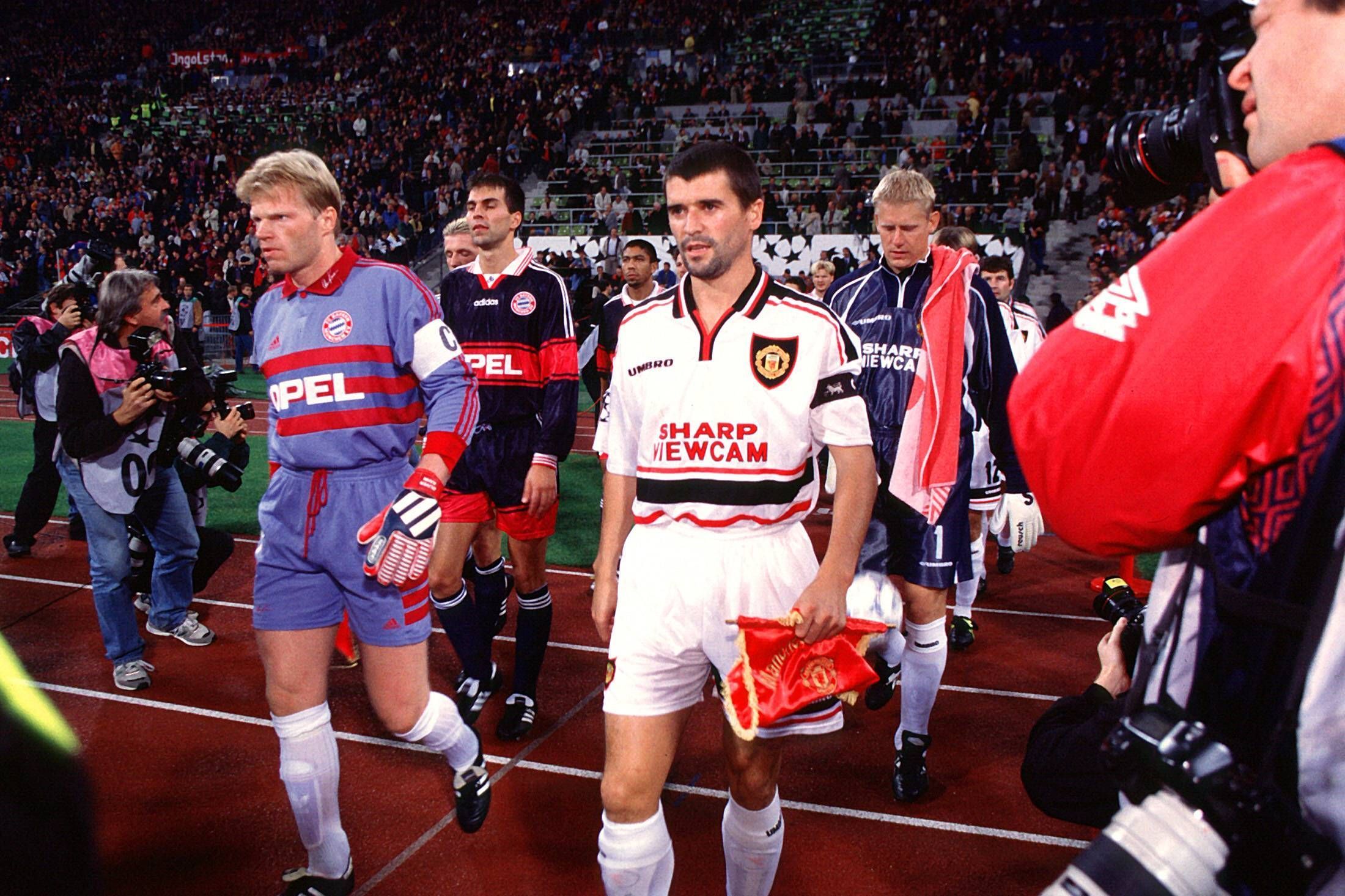 
                <strong>FC Bayern - ManUtd: 2:2 (1998/99, Gruppenphase, Hinspiel)</strong><br>
                Zwei große Klubs mit großen Spielern wie Oliver Kahn (li.) und Roy Keane (re.). Die Duelle in der Champions League zwischen dem FC Bayern und Manchester United beginnen 1998 in der Gruppenphase.
              