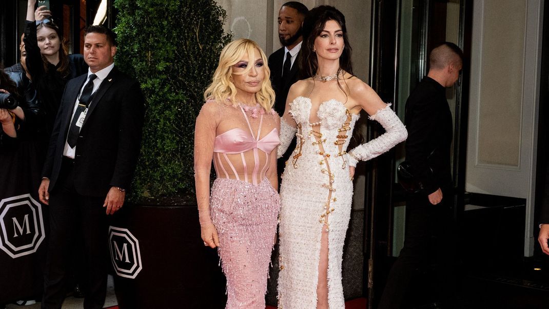 Donatella Versace neben Anne Hathaway, dem neuen Gesicht der Marke, bei der Met Gala 2023 in New York City.