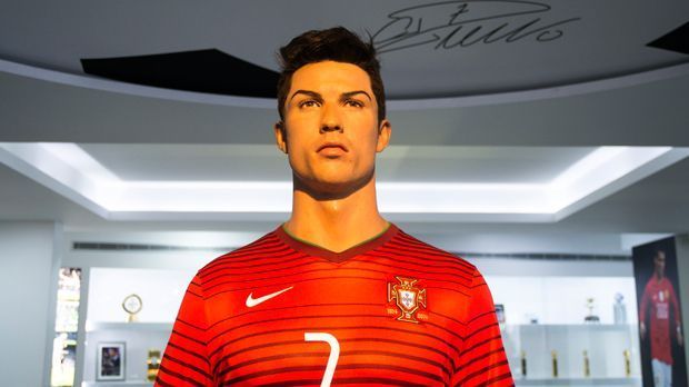 
                <strong>Wachsfigur von CR7</strong><br>
                In der Mitte der heiligen Hallen steht eine originalgetreue Wachsfigur der Nummer 7 von Portugal.
              