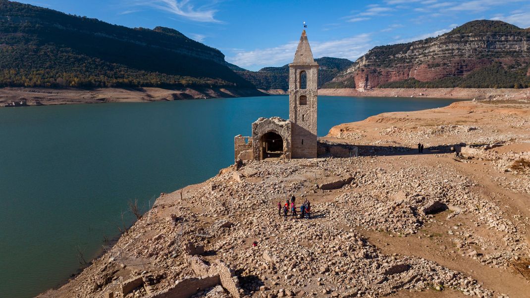 Eine Kirche und die Überreste eines alten Dorfes, die normalerweise vom Wasser bedeckt sind, sind im Stausee von Sau zu sehen.