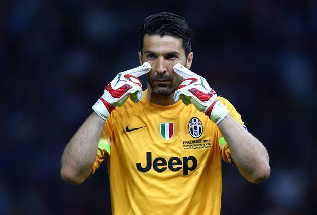 
                <strong>Gianluigi Buffon (Juventus Turin)</strong><br>
                Nur knapp schrammte Gianluigi Buffon mit Juventus Turin am Gewinn der Champions League vorbei - und auch in der Serie A beeindruckte der Routinier. 33 Mal stand er für die "Alte Dame" auf dem Feld - 18 Mal blieb der Italiener ohne Gegentor.
              