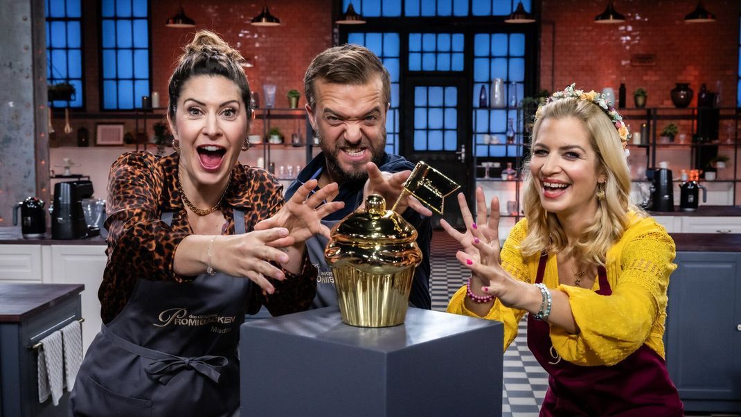 Madita van Hülsen (l.), Mathias Mester und Susan Sideropoulos backen in "Das große Promibacken" um den Goldenen Cupcake und 10.000 Euro für einen guten Zweck.