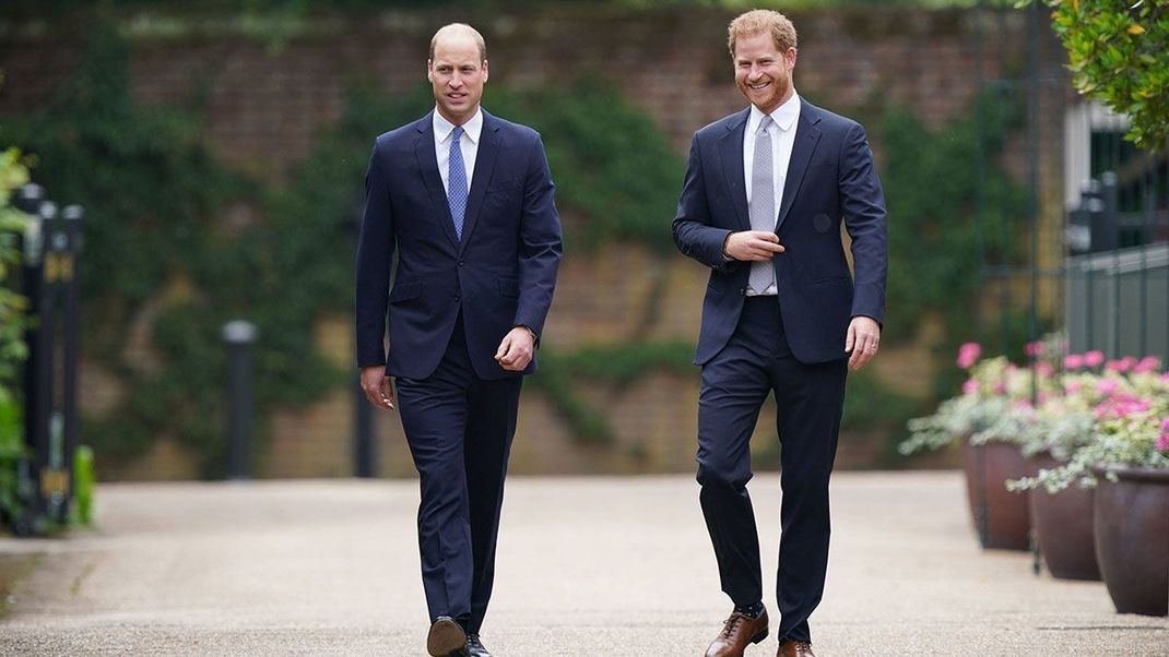 Heute haben beide Söhne eine glückliche Beziehung mit ihren eigenen Familien – Prinz William führt ein royales Leben in der Königsfamilie und Harry lebt zurückgezogen in Kalifornien.