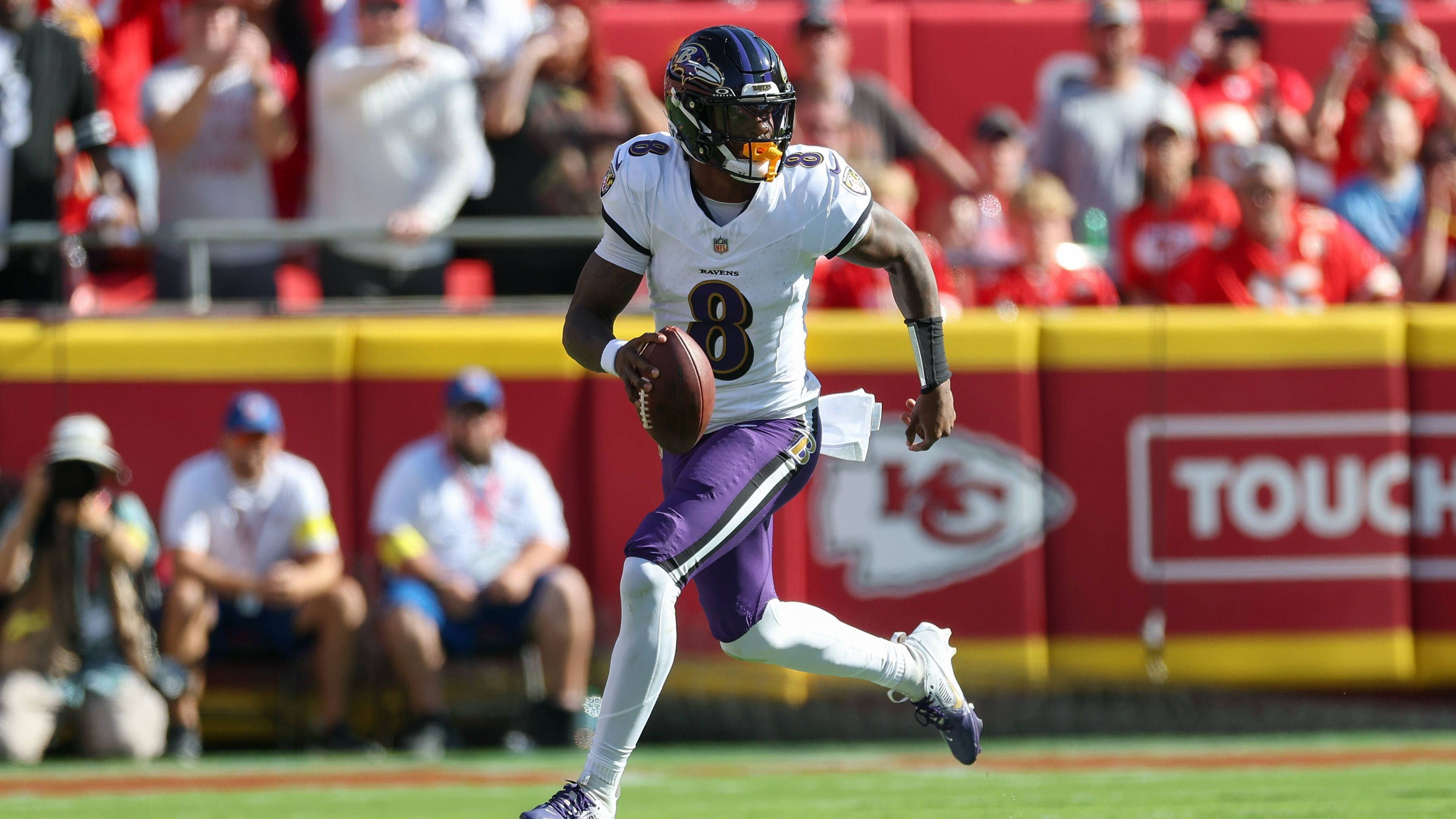 <strong>Platz 12: Lamar Jackson (Baltimore Ravens)</strong><br>Kollektives Aufatmen bei den Fans der Baltimore Ravens: Lamar Jackson soll gegen die Miami Dolphins endlich zurückkehren und das Feld von hinten aufrollen. Dass er auf Rang zwölf einsteigt, ist seiner Reputation als zweimaliger MVP zu verdanken.