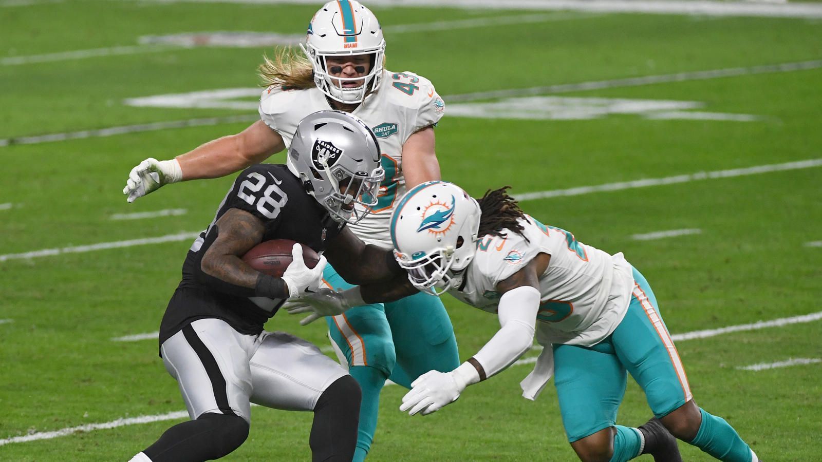 
                <strong>Miami Dolphins: Defense</strong><br>
                Miamis Defense war 2020 eine der stärksten Einheiten der NFL, gerade das Scheme von Brian Flores lies gegnerische Offensiven verzweifeln. Individuell hat der Pass Rush jedoch Verbesserungspotenzial, hinter Emmanuel Ogbah fehlt ein Spieler, der konstant Quarterbacks unter Druck setzen kann. Ansonsten ist die Defense aber exzellent besetzt, sodass Miami gezielt Spieler mit Potenzial verpflichten kann, die sie hinter den Startern entwickeln können.
              