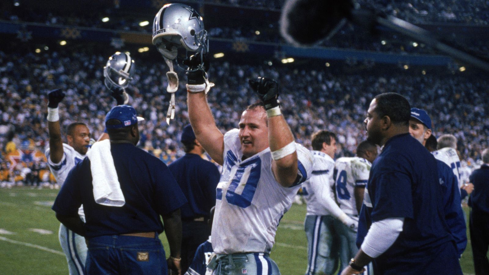 <strong>Dallas Cowboys: fünf Siege</strong><br>
                1993, 1994 und 1996 gingen die Meisterschaften unter der Führung von Troy Aikman an die Dallas Cowboys. Die ersten beiden Siege fuhren die Cowboys bereits 1972 und 1978 ein.
