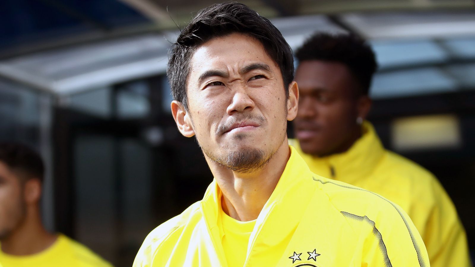 
                <strong>Shinji Kagawa (Borussia Dortmund)</strong><br>
                Beim Bundesliga-Tabellenführer Borussia Dortmund läuft es auf den ersten Blick perfekt - aber eben nicht für alle Profis. So stehen einige, verdiente BVB-Stars im Abseits und dürfen noch im Januar gehen. Einer von ihnen ist Shinji Kagawa, Nationalspieler und WM-Teilnehmer Japans. "Shinji ist ein verdienter Spieler von uns, er war Meisterspieler. Er ist natürlich nicht zufrieden. Wir haben einige Gespräche geführt, wenn etwas auf dem Tisch läge, würden wir uns freundschaftlich damit beschäftigen. Aber wir hätten auch kein Problem, wenn er bleibt", sagte Sportdirektor Michael Zorc der "Bild". Laut dem Boulevard-Blatt dürfe der 29-Jährige für zwei bis drei Millionen Euro gehen. In der laufenden Saison kam Kagawa zuletzt am fünften Spieltag in der Bundesliga zum Einsatz. Sein Vertrag läuft bis 2020.  
              