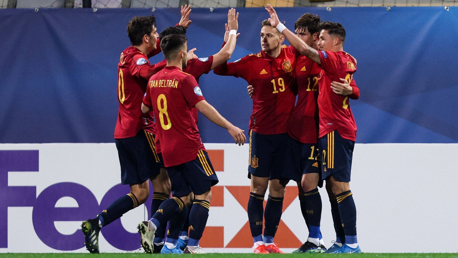 
                <strong>Spanien </strong><br>
                Der Titelverteidiger hat eine starke Vorrunde hingelegt und den 1. Platz der Gruppe B belegt. Besonders die Verteidigung der Spanier hat überzeugt: In drei Gruppenspielen gab es keinen einzigen Gegentreffer. Gegen Slowenien gewannen die Spanier mit 3:0, gegen Tschechien mit einem 2:0. Lediglich gegen Italien gab es ein torloses Unentschieden. Der effektivste Torjäger von Spanien war Dani Gomez von Levante mit zwei Treffern.
              