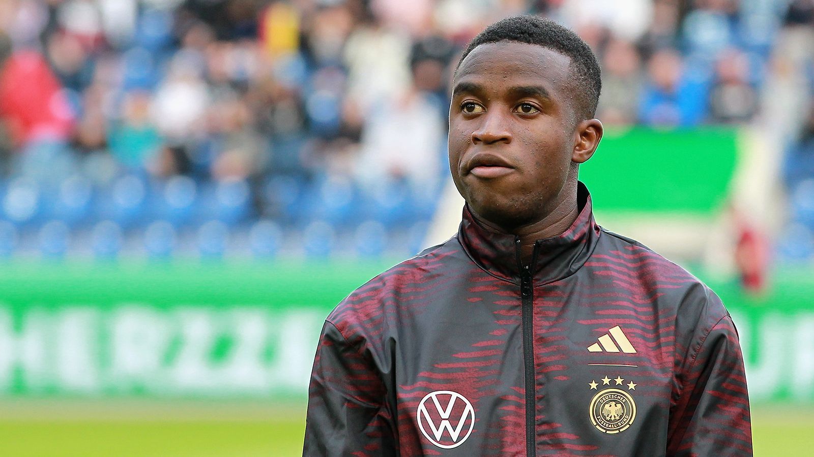 
                <strong>2. Platz: Youssoufa Moukoko (17 Jahre, 361 Tage)</strong><br>
                Der Stürmer des BVB gibt im Testspiel gegen den Oman sein Debüt und wird damit zum jüngsten Spieler der DFB-Geschichte. Youssoufa Moukoko durchlief bereits mehrere U-Nationalmannschaften. Für die deutsche U21 erzielte er in fünf Spielen sechs Tore. 
              