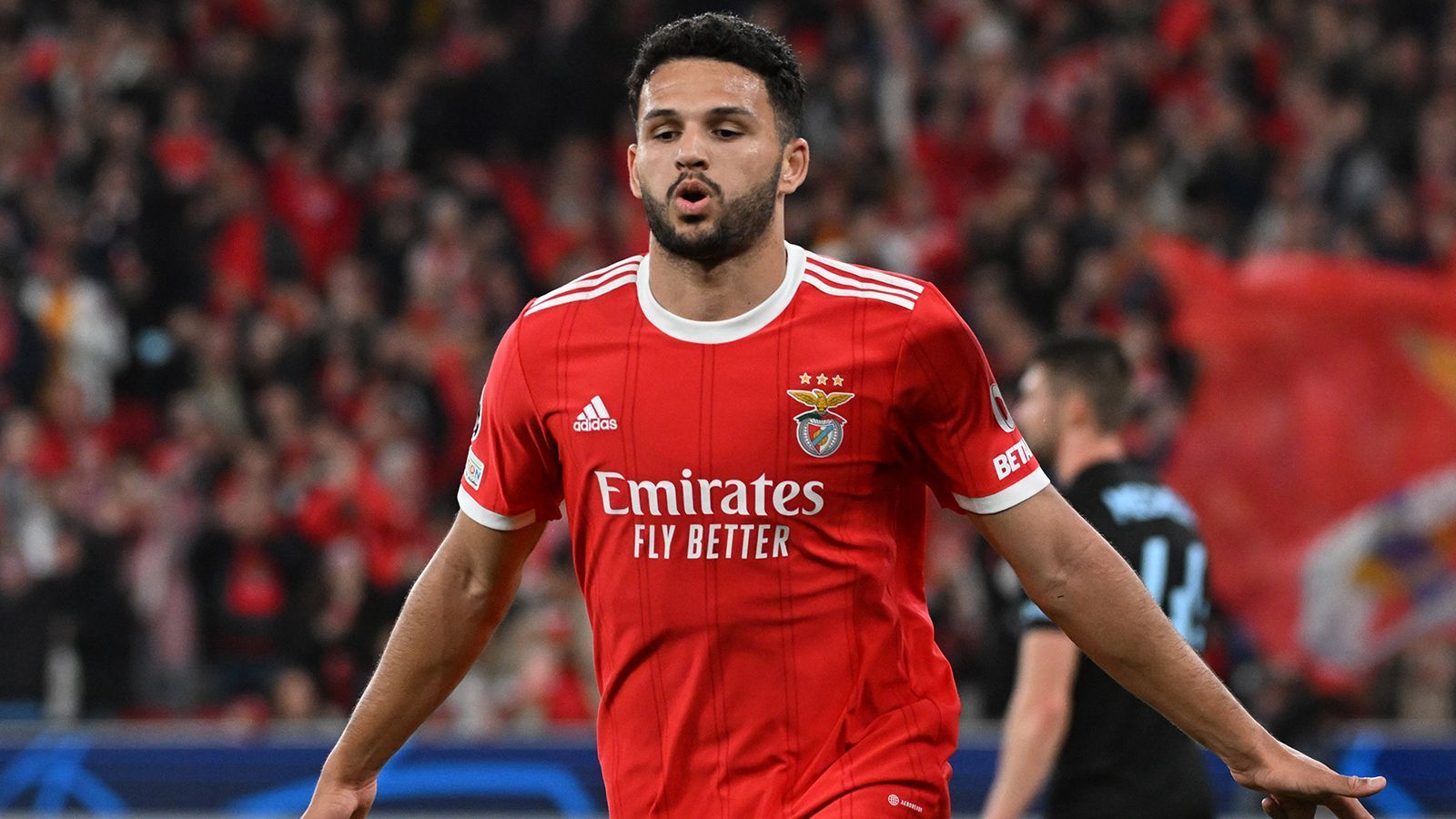 
                <strong>Platz 9: Goncalo Ramos (Benfica Lissabon)</strong><br>
                Benfica befindet sich momentan auf einem Höhenflug – und das auch dank Mittelstürmer Goncalo Ramos. Bei der Weltmeisterschaft setzte sich der Portugiese in der Nationalmannschaft schon gegen Cristiano Ronaldo durch. Unter Trainer Roger Schmidt blüht das erst 21 Jahre alte Sturmjuwel richtig auf: 15 Tore in 20 Spielen der portugiesischen Liga – dieser Schnitt kann sich zeigen lassen. Hinzu kommen vier Torvorlagen. Auch in der Champions League liefert er ab, drei Tore und drei Torvorlagen stehen hier zu Buche. Ramos, dessen Vertrag bis Sommer 2026 läuft, könnte eine rosige Zukunft vor sich haben.
              