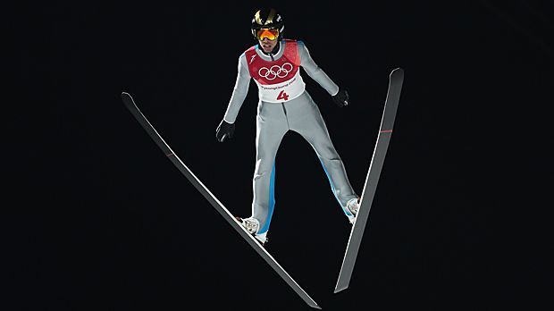 
                <strong>Fatih Arda Ipcioglu (Türkei, Skispringen)</strong><br>
                Platzierungen in Pyeongchang: Platz 57 (von 57) in der Qualifikation auf der Normalschanze (Wettbewerb verpasst) / Platz 56 (von 57) in der Qualifikation auf der Großschanze (Wettbewerb verpasst)Die Winter-Universiade 2011 hat Ipcioglu den Sprung in den Sport geebnet. Seither verfügt die Stadt Erzurum in Ostanatolien über eine eigene Schanze. Bereits bei der Vierschanzentournee in diesem Winter war er der erste Starter aus der Türkei. Nun gibt "Eddy the Eagles II" den olympischen Pionier für sein Land. Dabei lernt er von einem der besten: Trainer ist der Finne Pekka Niemelä, der schon mit Matti Hautamäki und Noriaki Kasai zusammenarbeitete. Früher versuchte sich Ipcioglu auch als Alpinist, den ersten Sprung wagte er mit elf Jahren.
              