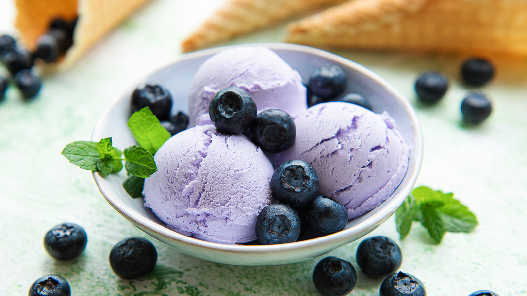 Erfrischendes Blaubeer-Eis: Eine geniale Kombination aus fruchtigem Geschmack und cremiger Konsistenz!