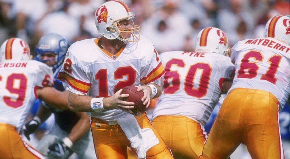 
                <strong>Trent Dilfer</strong><br>
                Trent Dilfer: Die zweite Wahl der Redskins wäre Trent Dilfer gewesen. Dieser wurde schlussendlich an Rang sechs von den Tampa Bay Buccaneers gedraftet. Dilfer gilt zwar nicht als der beste Quarterback aller Zeiten, hatte auch seine anfänglichen Probleme in der NFL, konnte jedoch im Jahr 2001 mit den Baltimore Raves den Super Bowl gewinnen.
              