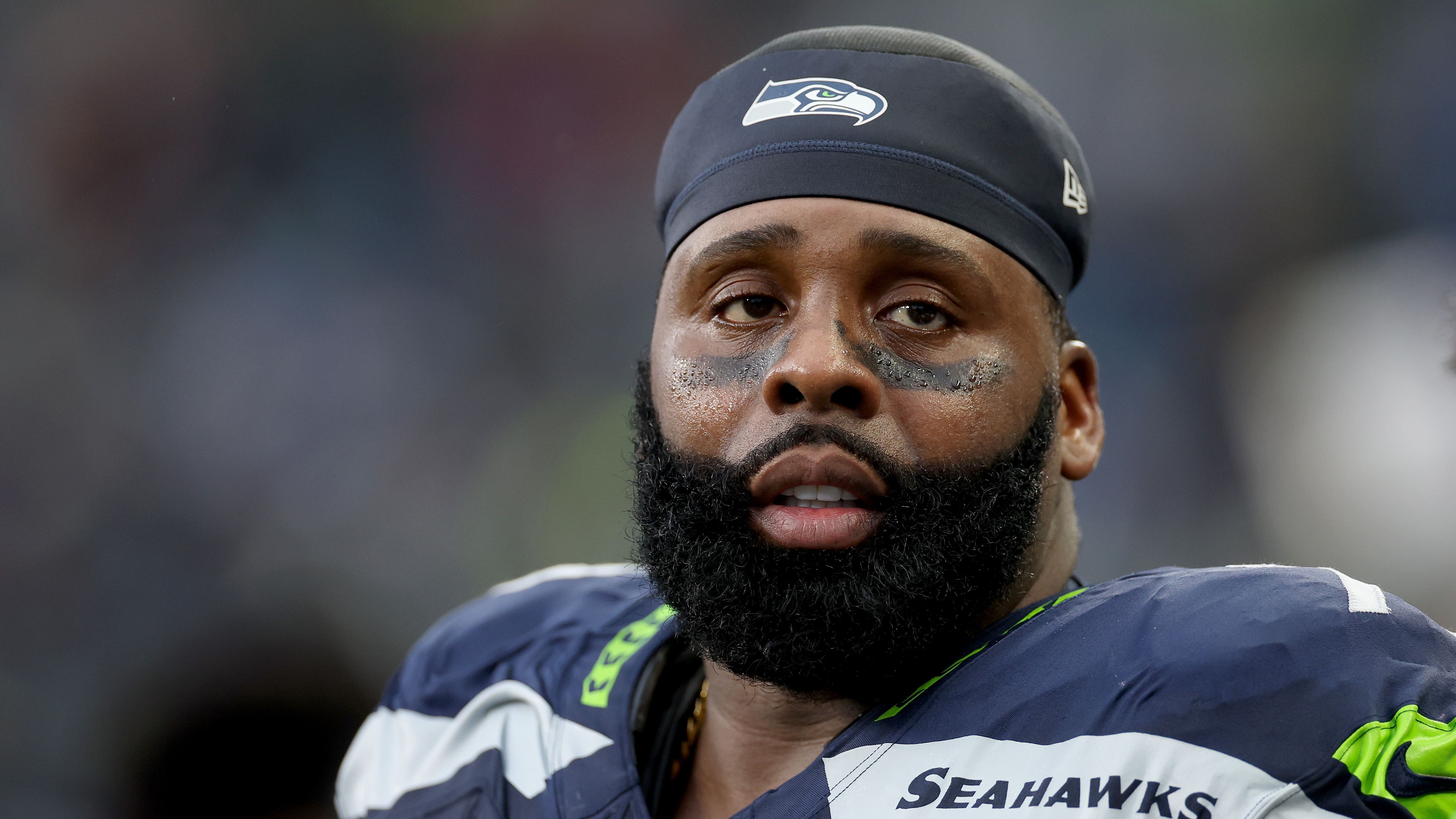 <strong>Jason Peters (Seattle Seahawks)</strong><br>Die Seahawks haben Offensive Tackle Jason Peters für ihren Practice Squad verpflichtet. Bereits in der Saison 2023 stand der 42-Jährige, der insgesamt neun Mal in den Pro Bowl berufen wurde, in Seattle unter Vertrag. Damals absolvierte Peters, der große Teile seiner Karriere bei den Bills und den Eagles verbrachte, acht Partien.