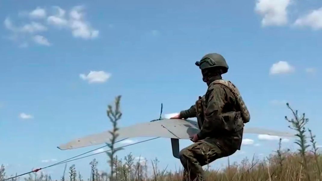 17. Juli 2025, Ukraine: Auf diesem Foto aus einem vom Pressedienst des russischen Verteidigungsministeriums verbreiteten Video bedient ein russischer Soldat eine "Supercam"-Drohne an einem ungenannten Ort in der Ukraine. 