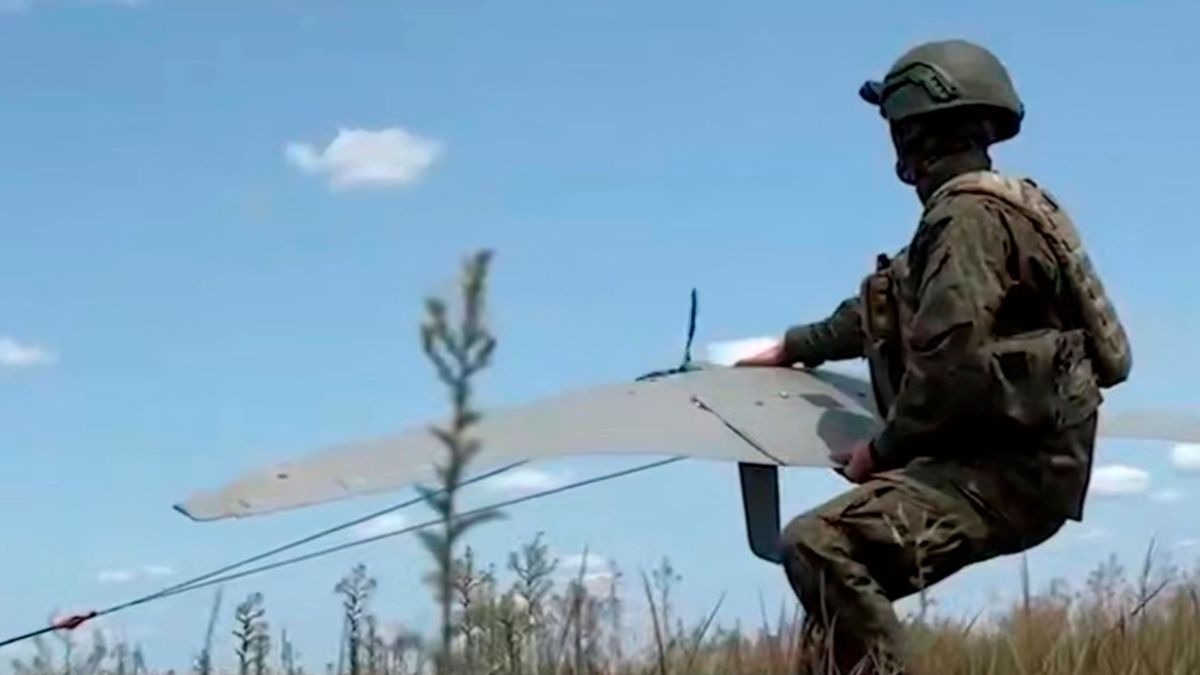17. Juli 2025, Ukraine: Auf diesem Foto aus einem vom Pressedienst des russischen Verteidigungsministeriums verbreiteten Video bedient ein russischer Soldat eine "Supercam"-Drohne.