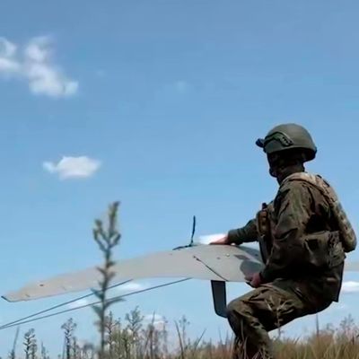 17. Juli 2025, Ukraine: Auf diesem Foto aus einem vom Pressedienst des russischen Verteidigungsministeriums verbreiteten Video bedient ein russischer Soldat eine "Supercam"-Drohne.