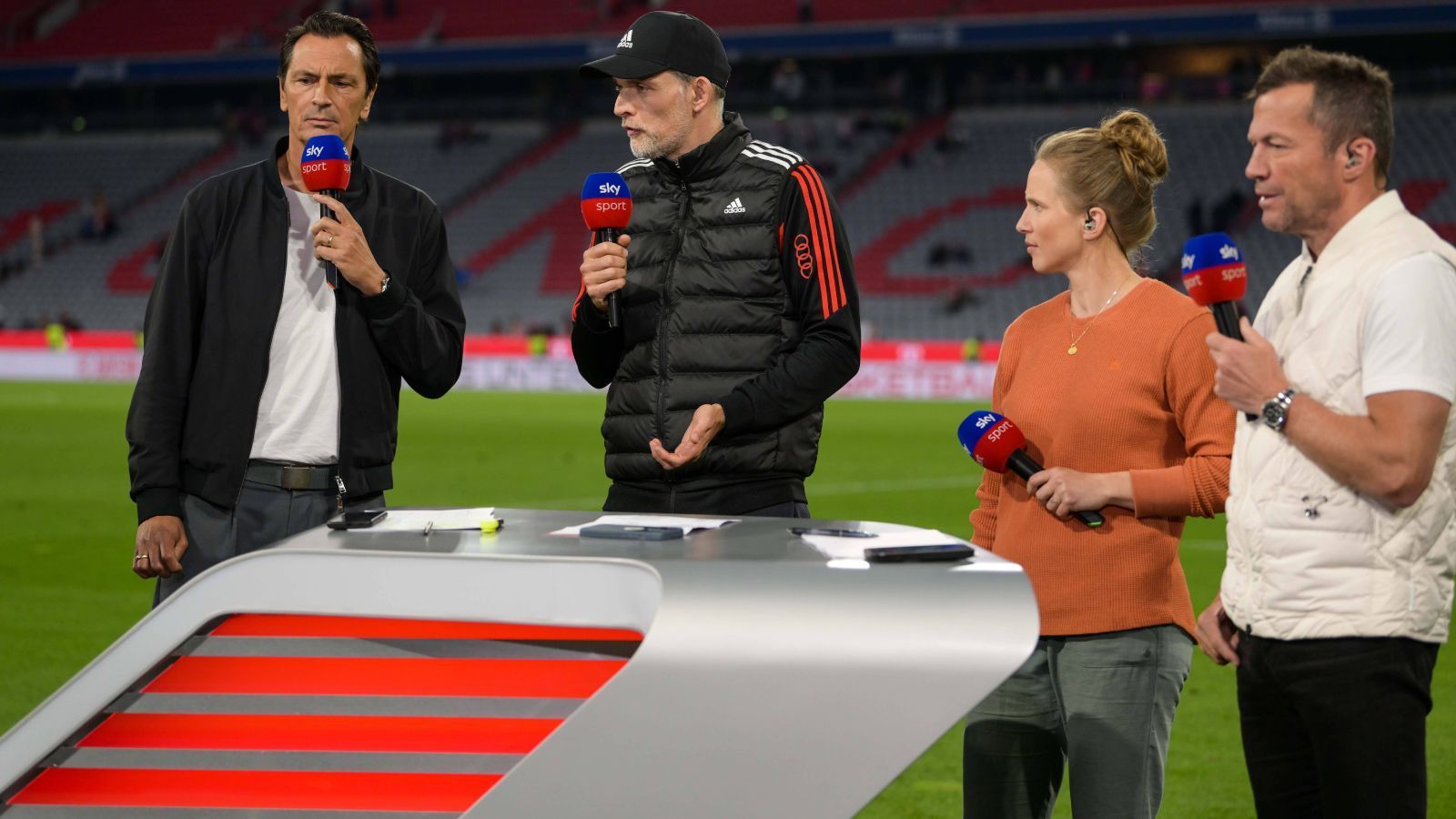 
                <strong>Mai 2023: Tuchel ratlos beim Interview</strong><br>
                Am anschließenden Experten-Tisch beim übertragenden Sender "Sky" ist Thomas Tuchel ratlos. "Man weiß gar nicht wo man anfangen soll. ich habe keine Erklärung dafür", so Tuchel. Auf Nachfrage von Ex-Nationalspielerin Tabea Kemme reagiert er geladen. "Natürlich muss man sich da anders verhalten. Wir müssen es ganz anders lösen. So eine Situation (die zum 1:1, führte, d. Red.) kannst du so nicht lösen", kritisiert Tuchel seine Spieler.
              