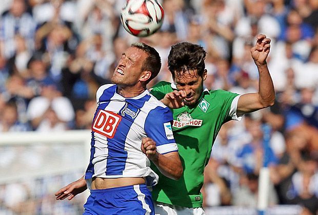 
                <strong>TOP: Julian Schieber</strong><br>
                Das tut Julian Schieber richtig gut: Nach den zwei schweren Jahren bei Borussia Dortmund meldet sich der Angreifer gleich am ersten Spieltag bei seinem Bundesliga-Debüt für Hertha BSC mit einem Doppelpack gegen Werder Bremen eindrucksvoll zurück.
              