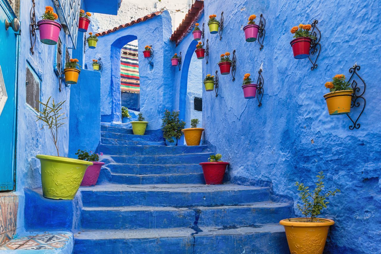 Chefchaouen ist Marokkos blaues Juwel. Wo man nur hinsieht - blau, blau, blau ist das ganze Stadtbild. Warum? Das ist nicht vollständig geklärt. Die Theorie: Blau schützt im Glauben der Einwohner:innen vor bösen Blicken, magischen Flüchen und Unheil.