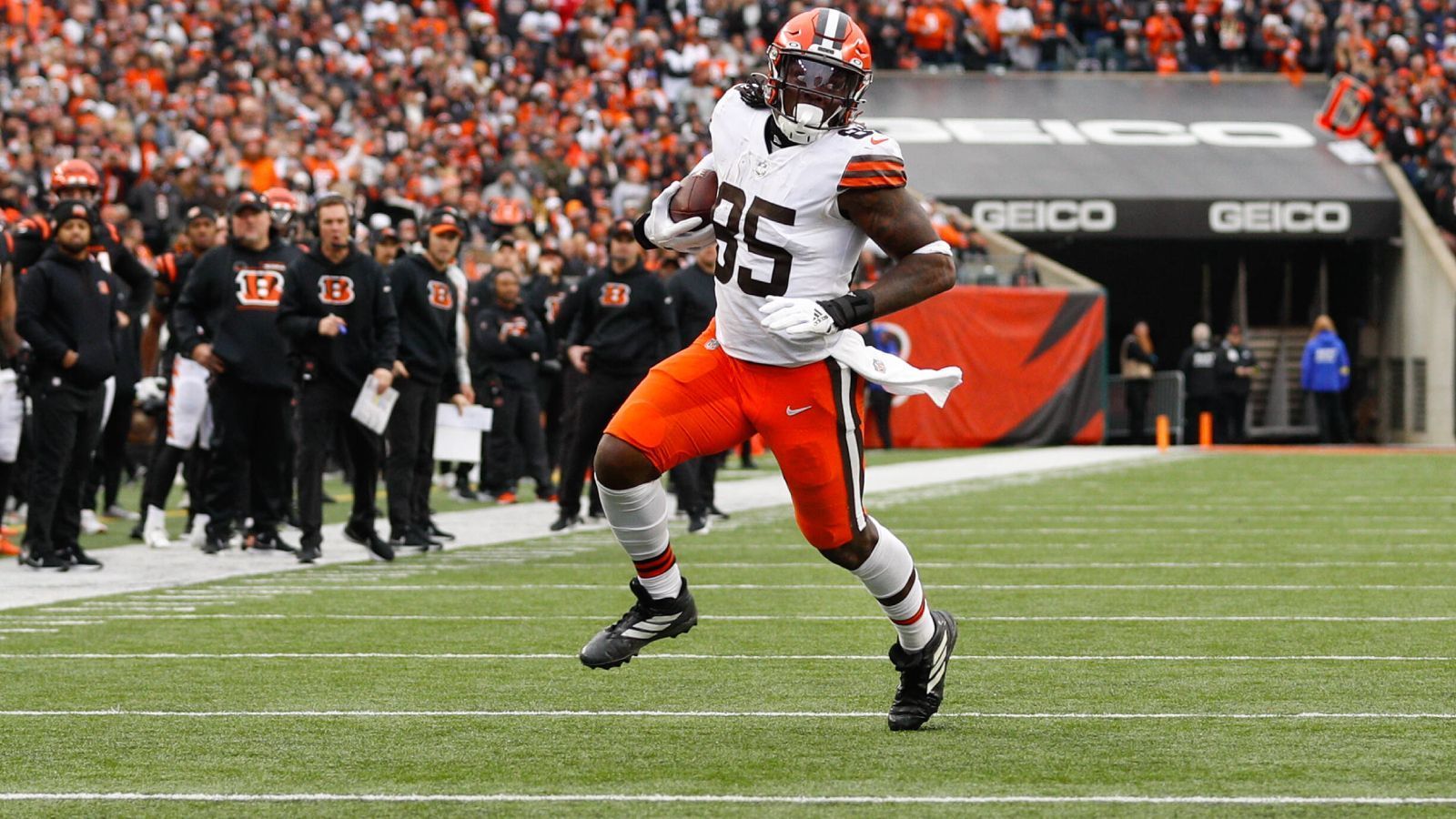 
                <strong>David Njoku (Tight End, Cleveland Browns)</strong><br>
                Die Cleveland Browns sind ein sogenanntes Run-First-Team. Bedeutet: Am Boden sind sie mit Nick Chubb, der in den Pro Bowl gewählt wurde, und Kareem Hunt am stärksten. Wenn dann doch mal etwas durch die Luft geht, dann meistens über Tight End David Njoku. Der vielseitige Tight End kann nicht nur gut blocken, sondern zeigte in dieser Saison auch den ein oder anderen Zirkus-Catch mit seiner Athletik. Allerdings plagt sich Njoku in dieser Saison auch oft mit Verletzungen rum, was ihn wohl einige Stimmen gekostet hat.
              