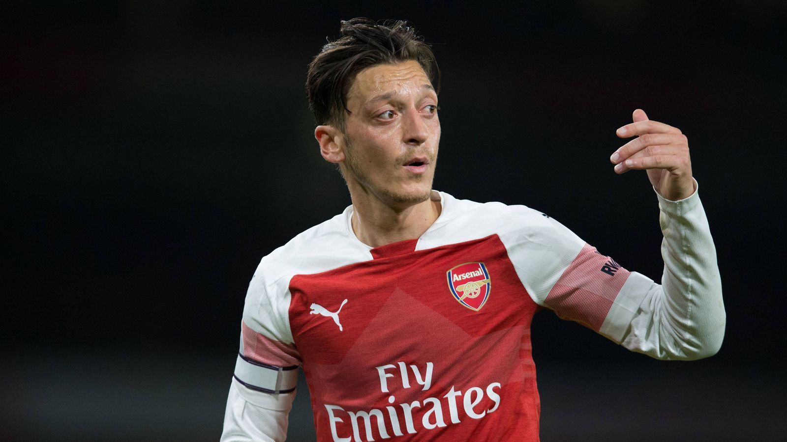 
                <strong>Mesut Özil (FC Arsenal)</strong><br>
                ... Offenbar zahlten die Londoner 44 Millionen Euro in drei Raten für Özil an Real Madrid. Zudem muss Arsenal wohl bei jedem Erreichen der Gruppenphase der Champions League, je eine Million Euro an Real zahlen. Dies war 2014 und 2015 bereits der Fall. Dem Vernehmen nach haben die "Königlichen" eine Rückkaufoption für Özil. Sollte ein spanischer Klub Interesse am Weltmeister anmelden, hat Real angeblich 48 Stunden Zeit, das Angebot zu egalisieren. Dieser Passus gilt wohl nicht, wenn ein Verein außerhalb Spaniens für Özil bietet.
              