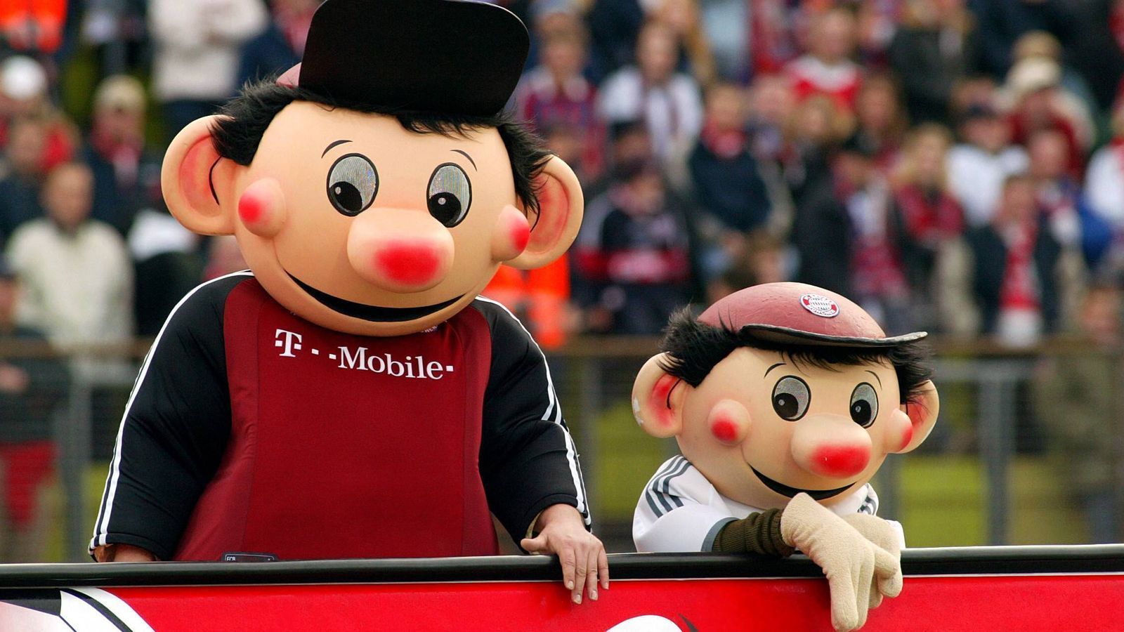 
                <strong>FC Bayern München: Die Maskottchen im Wandel der Zeit</strong><br>
                Irgendwann präsentierte Bazi sogar seinen Nachwuchs im Stadion. Die Ähnlichkeit ist verblüffend, ein Vaterschaftstest war in diesem Fall nicht nötig.
              