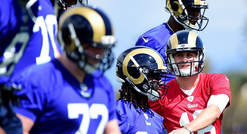 
                <strong>Jared Goff trainiert bei den Rams</strong><br>
                Da sonst kein Quarterback auf dem Feld stand, durfte Goff jeden Snap spielen. "Das ist schön. Es ist gut, so viele wie möglich zu spielen, um sich daran zu gewöhnen", sagte Goff.
              