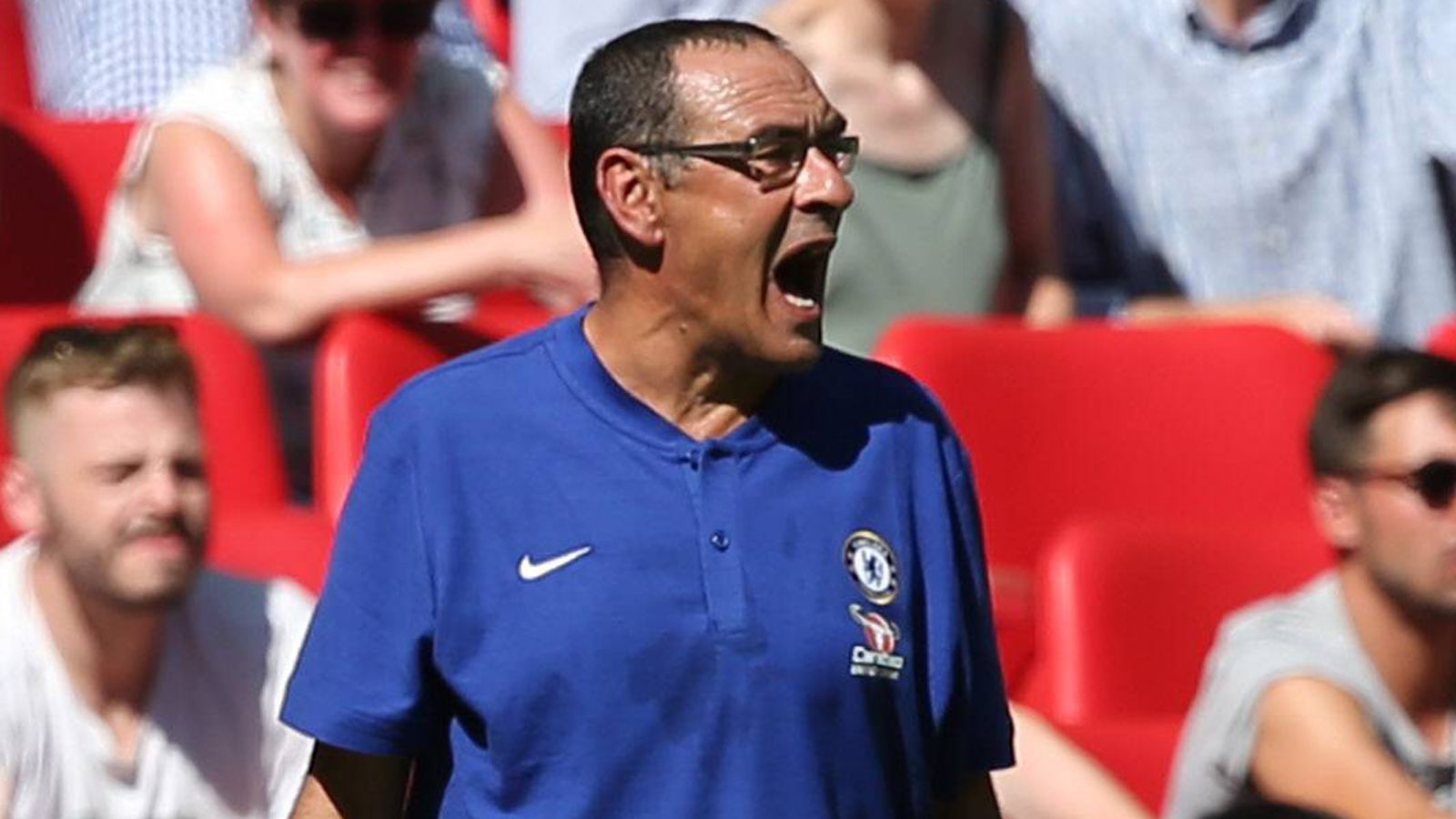 
                <strong>FC Chelsea: Der neue Trainer spricht kaum Englisch</strong><br>
                Erst wurde der FC Chelsea unter Trainer Antonio Conte Meister, dann gelang nicht einmal die Qualifikation für die Champions League. Die logische Folge: Ein Trainerwechsel. Maurizio Sarri (Foto), der sich beim SSC Neapel einen Namen gemacht hat, trägt nun die sportliche Verantwortung. Problem: Er spricht bislang kaum Englisch. Umso schwieriger wird es wohl, seine Philosophie auf die Mannschaft zu übertragen.
              