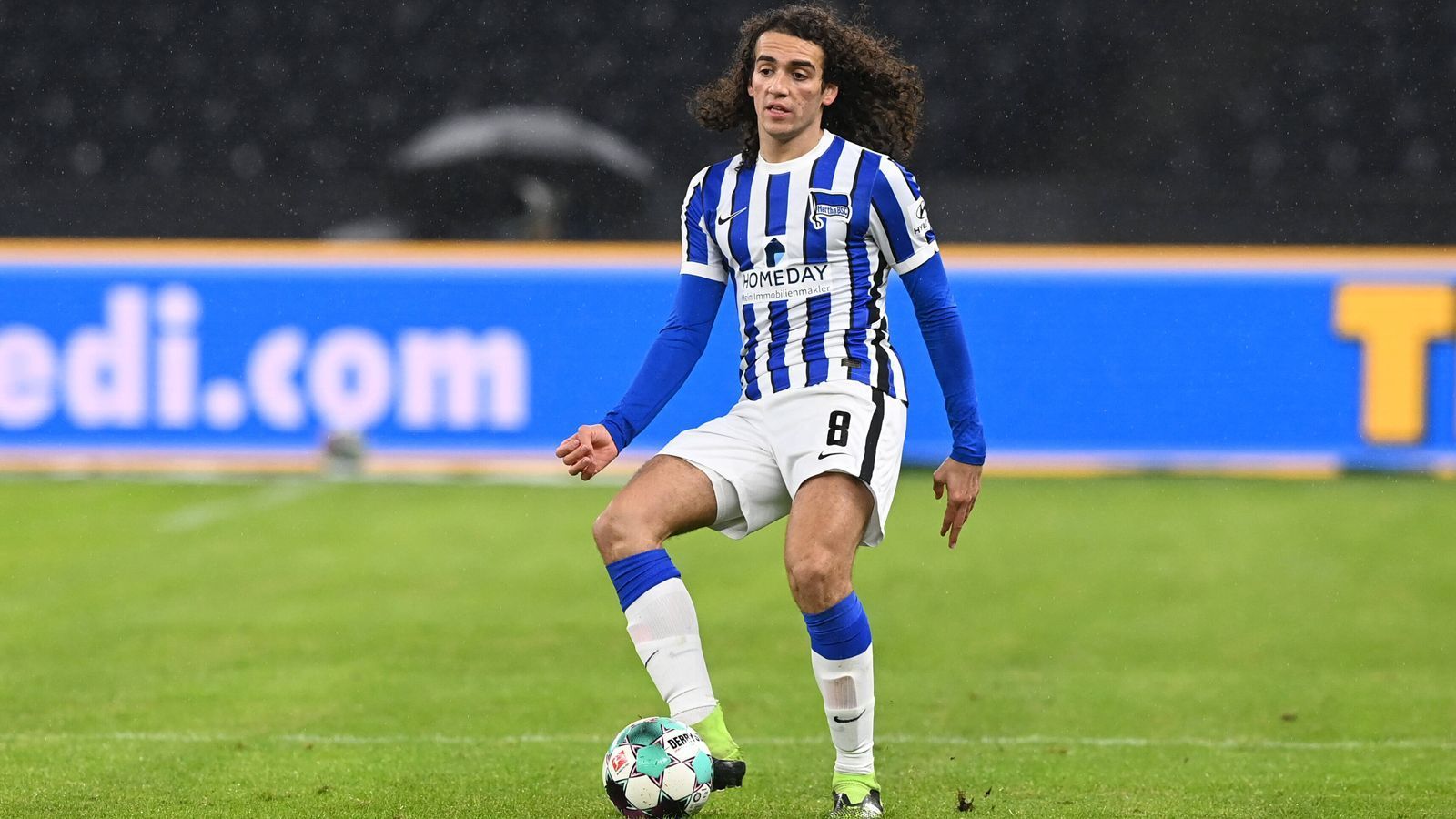 
                <strong>Matteo Guendouzi (Frankreich)</strong><br>
                Im Mittelfeld ist Matteo Guendouzi bei der französischen U21 gesetzt. Während der EM-Quali führte er sein Team sogar dreimal als Kapitän auf den Platz und spielte meist über 90 Minuten. In acht Einsätzen gelangen ihm so sechs Vorlagen. Bei der Hertha kommt der 21-Jährige auf 18 Saisonspiele. Guendouzi ist von Arsenal London an die Berliner ausgeliehen.
              