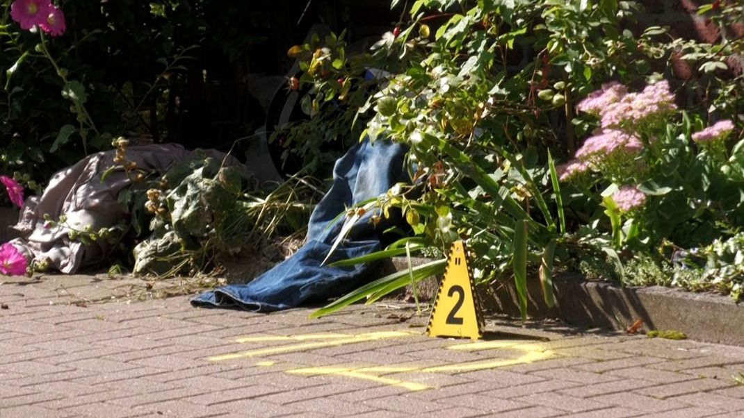 In Duisburg machte eine Passantin eine grausame Entdeckung in einer Plastiktüte.