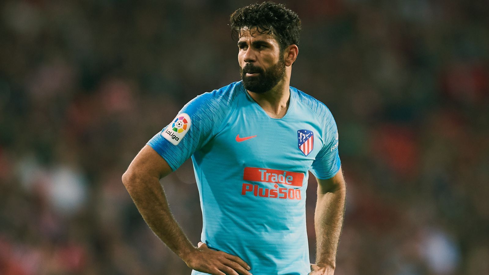 
                <strong>Angriff - Diego Costa</strong><br>
                Unter Ex-Chelsea-Coach Antonio Conte spielte Fabregas in den zurückliegenden Jahren noch ab und an, während Diego Costa nach einer zunächst starken Saison vom Italiener aussortiert wurde. Dennoch blieb der Spanier mit brasilianischen Wurzeln seinem Ex-Mitspieler wohl so gut in Erinnerung, dass er es in die Fabregas-Traumelf schaffte. Anfang 2018 kehrte der heute 30-jährige Costa zu seinem Ex-Klub Atletico Madrid zurück.
              