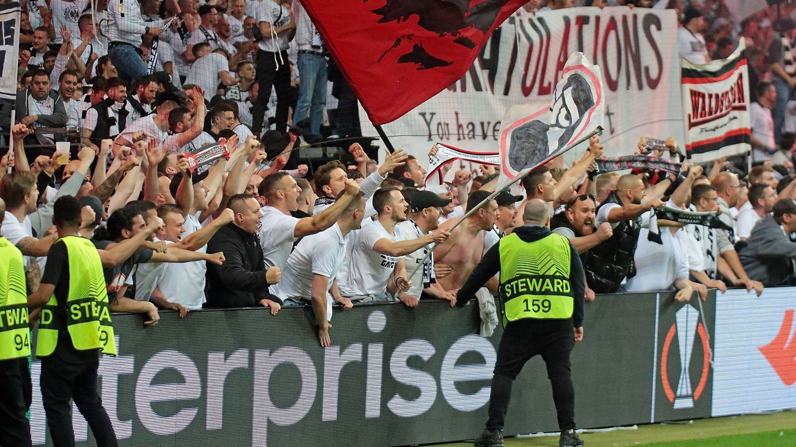 
                <strong>Platzsturm in Frankfurt: SGE-Fans gehen nach Finaleinzug gegen West Ham United steil</strong><br>
                
              