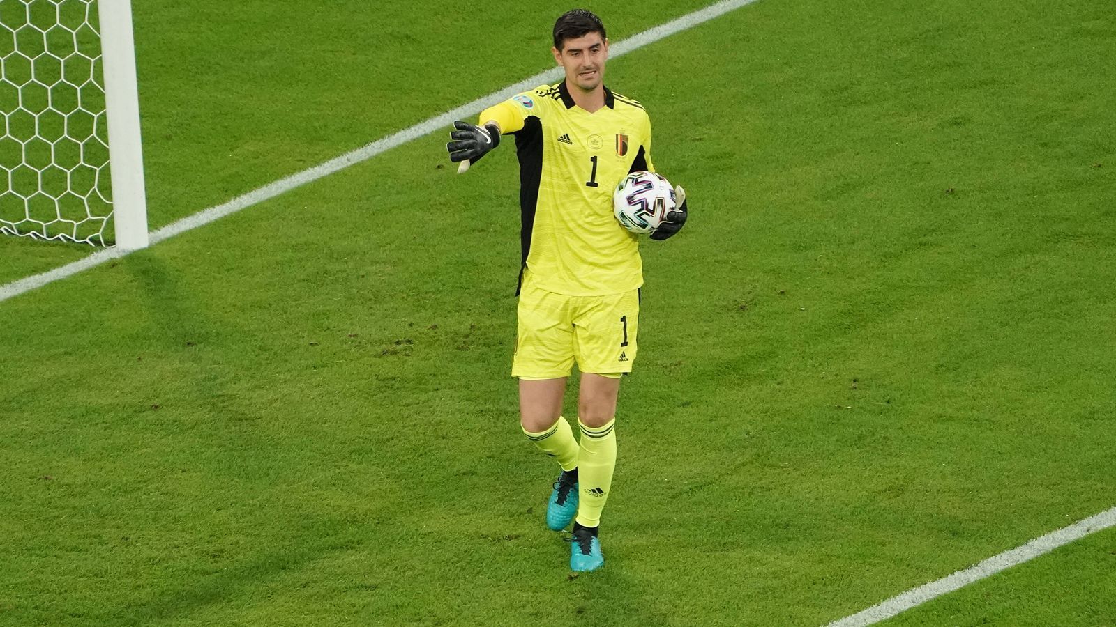 
                <strong>Thibaut Courtois</strong><br>
                Bekommt nur selten die Gelegenheit sich wirklich auszuzeichnen, bildet für die Belgier aber einen soliden Rückhalt. Im Duell gegen Immobile hat er Glück, dass zu seinen Gunsten Foul gepfiffen wird, ansonsten wäre es brenzlig geworden. Bei den Gegentoren trifft ihn keine Schuld. ran-Note: 3
              