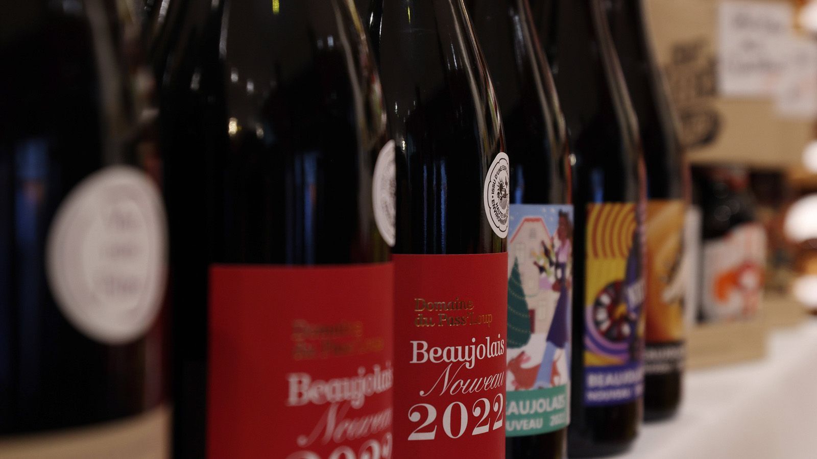 
                <strong>Wein</strong><br>
                Getrunken wird viel. Dabei aber mit Stil. Frankreich ist eines der bedeutendsten Weinbaugebiete und der größte Weinerzeuger der Welt. Bordeaux, Burgund, Chardonnay, Merlot oder Cabernet Sauvignon - wer braucht schon billiges Bier? A votre santé!
              