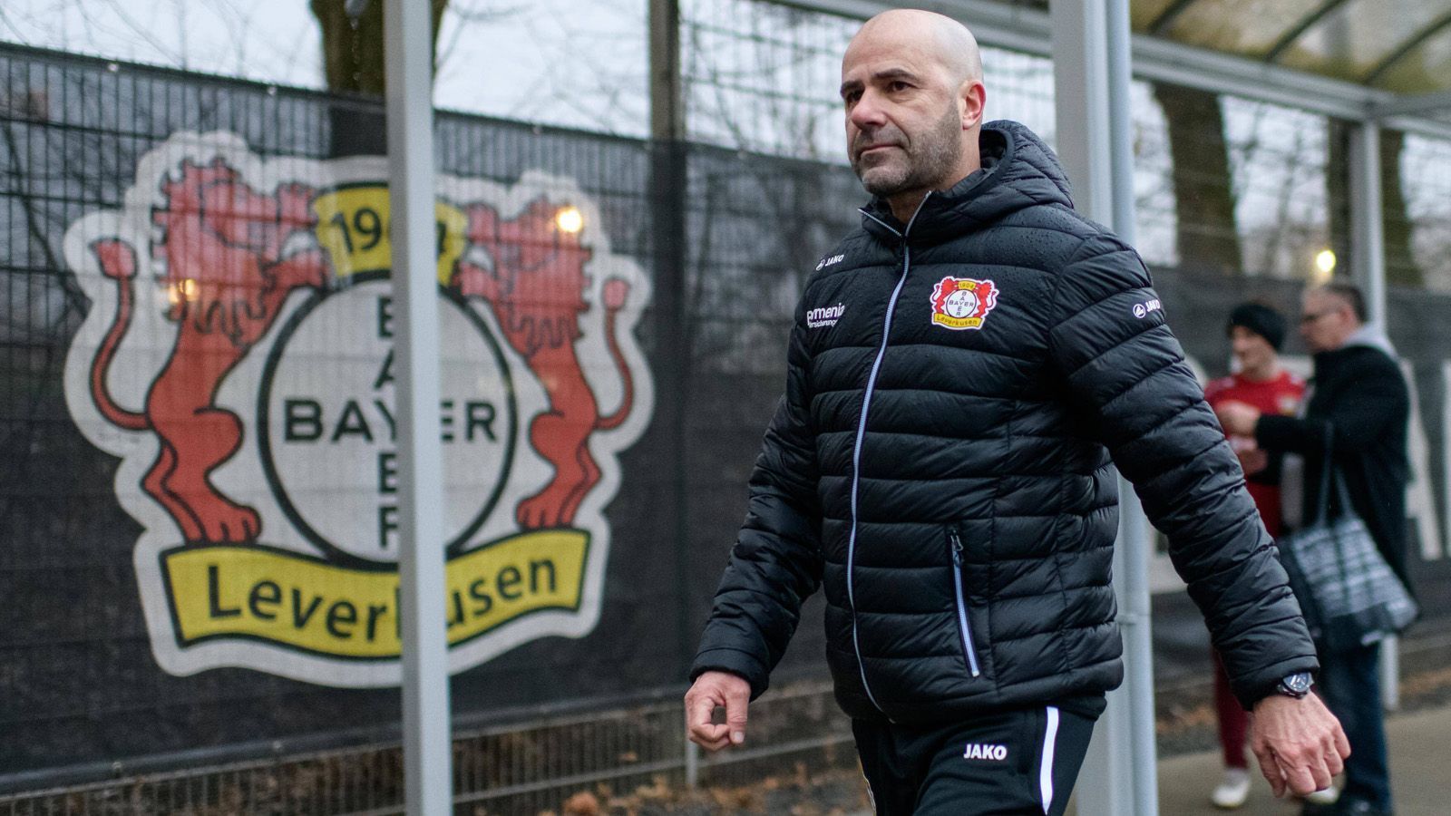 
                <strong>Bayer 04 Leverkusen</strong><br>
                Bosz soll's richten. Nach der eher mäßigen Hinrunde hat sich Bayer kurz vor der Winterpause von Trainer Heiko Herrlich getrennt. Ex-BVB-Coach Peter Bosz soll nun die Werkself zurück ins Spiel um die internationalen Plätze bringen.Bisher scheint der Wechsel an der Seitenlinie gut getan zu haben: Bayer gewann alle Testspiele in der Winterpause – 4:0 gegen Twente Enschede, 3:1 gegen PEC Zwolle und 4:2 gegen Preußen Münster. Der erste richtige Gradmesser wartet am Samstag. Zum Auftakt geht's gegen den Tabellendritten Borussia Mönchengladbach. 
              