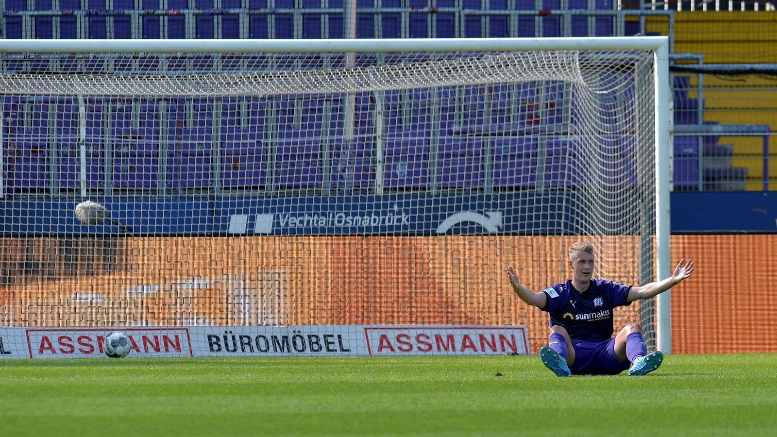 
                <strong>3. Die Gegner schießen den HSV in die Bundesliga</strong><br>
                Der HSV tat sich zuletzt schwer, das gegnerische Tor zu treffen. In den vergangenen vier Spielen gelang nie mehr als ein Treffer. Glücklicherweise trifft der HSV im Saisonendspurt auf Gegner, gegen die man auch ohne eigenes Tor gewinnen kann. Der 1. FC Nürnberg, der VfL Osnabrück und Eintracht Braunschweig haben in dieser Saison allesamt bereits Eigentore geschossen. Osnabrück traf sogar zwei Mal in das eigene Netz. Also: Wenn der HSV nicht trifft, können sie das einfach dem Gegner überlassen. Kein Problem!
              