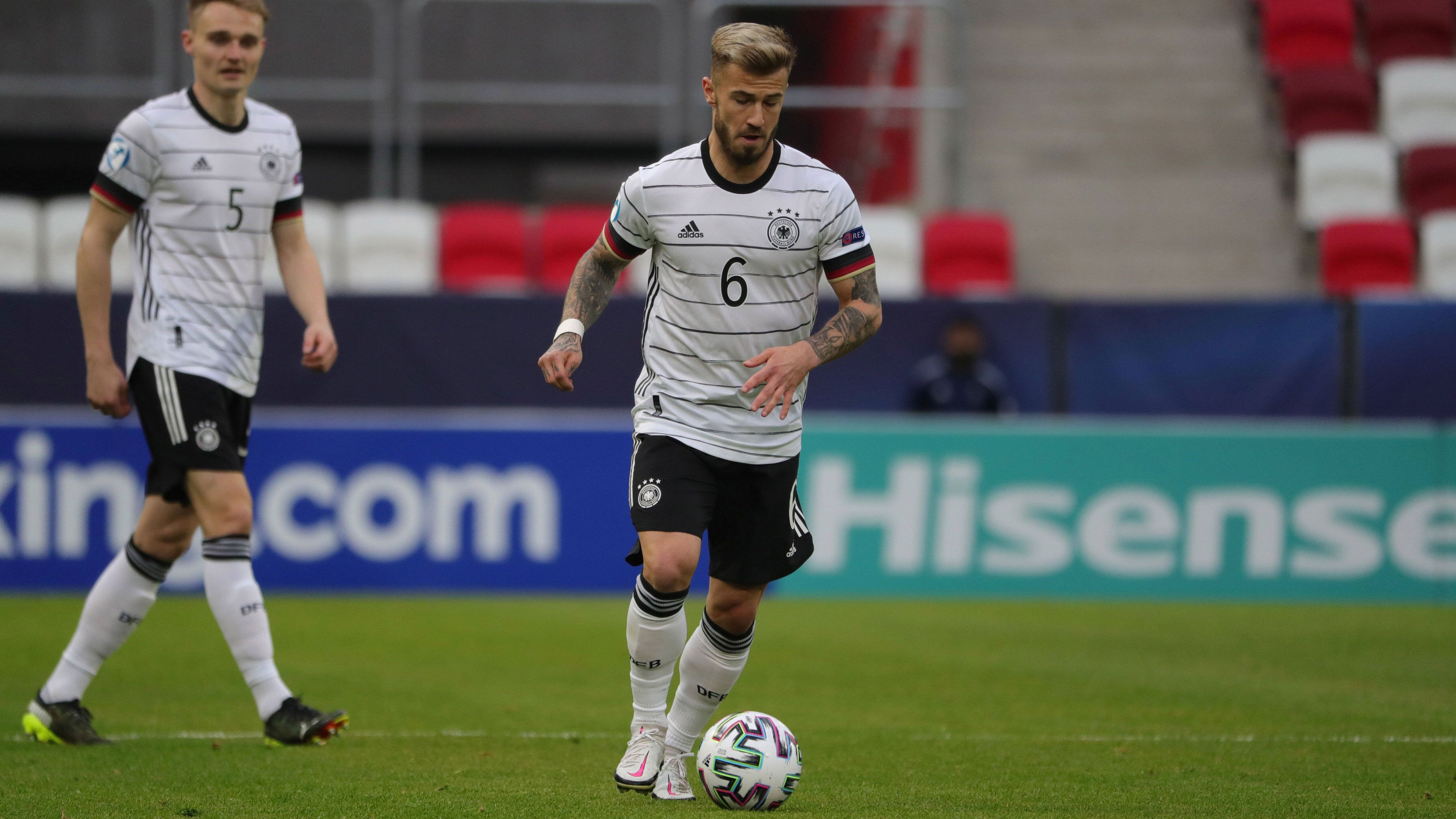 
                <strong>Niklas Dorsch (KAA Gent)</strong><br>
                U21-Länderspiele: 11Tore: 1Zu Beginn der Saison wechselte Dorsch, der in der FC-Bayern-Jugend ausgebildet wurde, vom 1.FC Heidenheim nach Belgien zu KAA Gent. Hier spielte der defensive Mittelfeldmann von Beginn an eine wichtige Rolle und wird mit großer Sicherheit auch am 31. Mai auf dem Feld stehen. Neben Arne Maier wird Dorsch wieder eine der beiden Secherpositionen einnehmen und vor der Abwehr für Ordnung sorgen. 
              