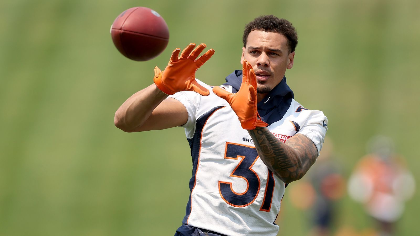 
                <strong>Platz 5 (geteilt): Justin Simmons</strong><br>
                &#x2022; Team: Denver Broncos<br>&#x2022; Position: Free Safety<br>&#x2022; <strong>Overall Rating: 91</strong><br>&#x2022; Beste Key Stats: Agility: 95 - Jumping: 96 - Play Recognition: 93<br>
              