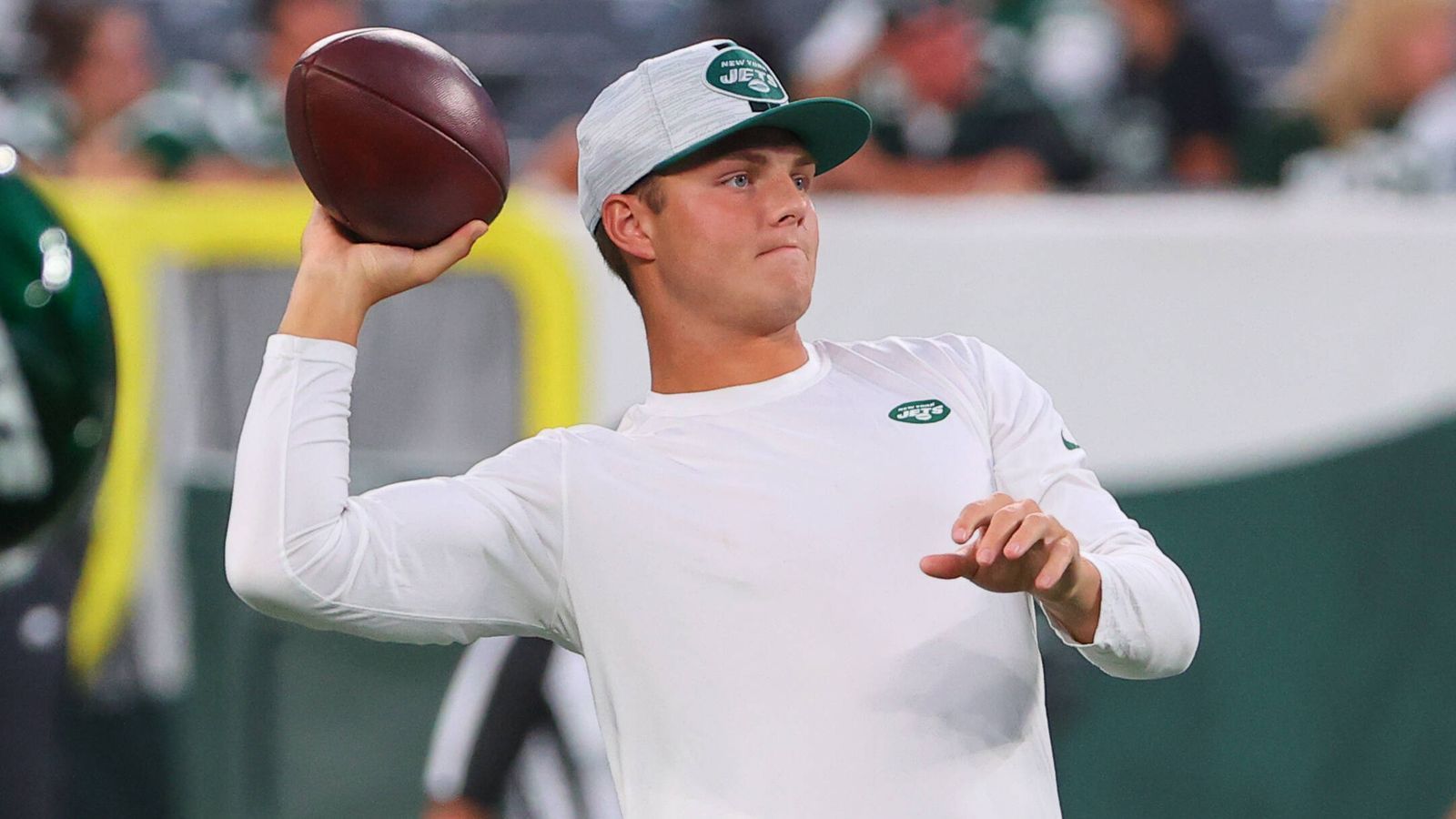 
                <strong>New York Jets - Ist Zach Wilson besser als Sam Darnold? </strong><br>
                Mit Sam Darnold haben die New York Jets im Draft 2018 den zweiten Quarterback vom Board genommen. Das Gleiche haben sie 2021 mit Zach Wilson getan. Nachdem das Darnold-Projekt krachend scheiterte, muss der Wilson-Pick nun sitzen. Ansonsten drohen der "Gang Green" weitere Jahre der Tristesse. Liefert Wilson ab? 
              