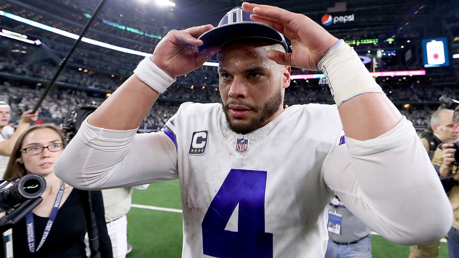 
                <strong>NFC: Quarterbacks</strong><br>
                Dak Prescott (Bild; Dallas Cowboys) - ersetzt Drew Brees (New Orleans Saints)Mitchell Trubisky (Chicago Bears) - ersetzt Jared Goff (Los Angeles Rams) wegen dessen Super-Bowl-TeilnahmeRussell Wilson (Seattle Seahawks) - ersetzt Aaron Rodgers (Green Bay Packers)
              