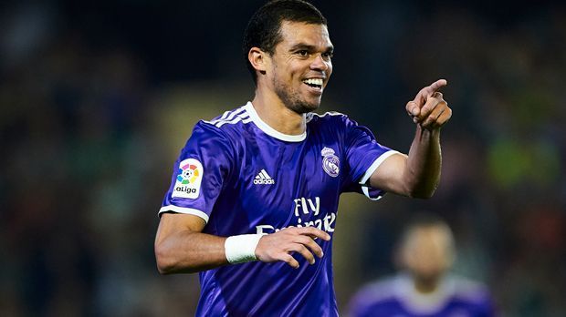 
                <strong>Verteidiger: Pepe</strong><br>
                Pepe? Pepe! Als der Portugiese 2007 zu Real kam, war Eto'o schon seit Jahren nicht mehr bei den Königlichen. Trotz der Rivalität mit Madrid stellte der langjährige Barca-Spieler seinen eher unangenehmen Gegenspieler in der Top-Elf auf.  
              