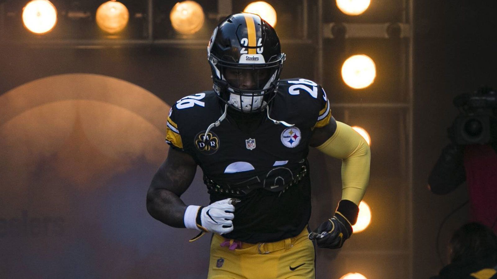 
                <strong>Le'Veon Bell: Wer will den Steelers-Star?</strong><br>
                Die Pittsburgh Steelers erklären Le'Veon Bell für verkäuflich. Zumindest hört sich die Franchise ernstgemeinte Angebote für den Running Back an. Doch wer ist überhaupt an dem 26-Jährigen interessiert? ran.de mit einem Überblick.
              