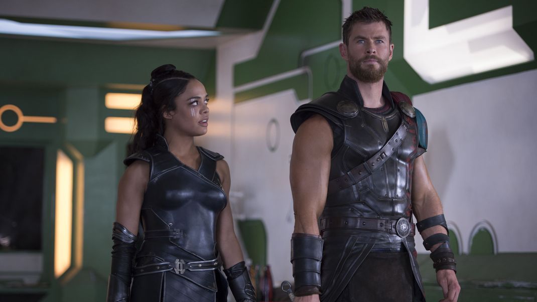 Kriegerin Valkyrie (Tessa Thompson, l.) und Donnergott Thor (Chris Hemsworth, r.) stellen sich dem nordischen Weltuntergang "Ragnarök".