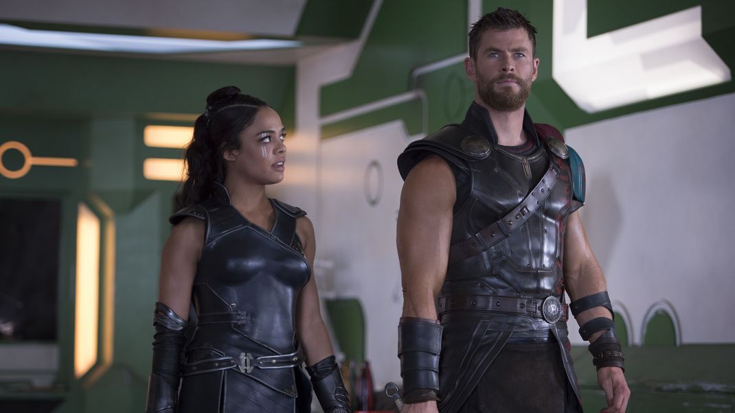 Valkyrie (Tessa Thompson, l.); Thor (Chris Hemsworth, r.)